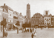 603232 Gezicht op de Neude te Utrecht met op de achtergrond de Domtoren.